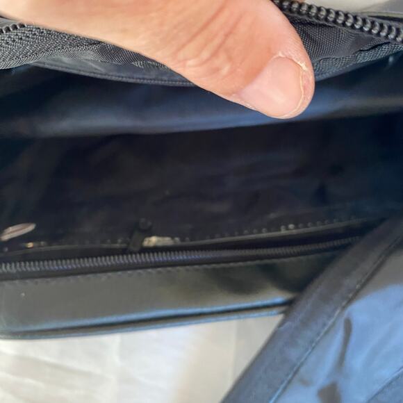 Vince Camuto Black Toiletry Make Up Bag NWOT Vacation Travel Gift - Picture 3 of 9